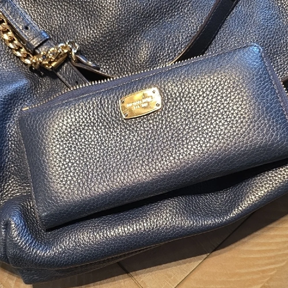 Leather Shoulder Bag with Gold Chain Strap - Navy With Matching Wallet - Picture 2 of 6